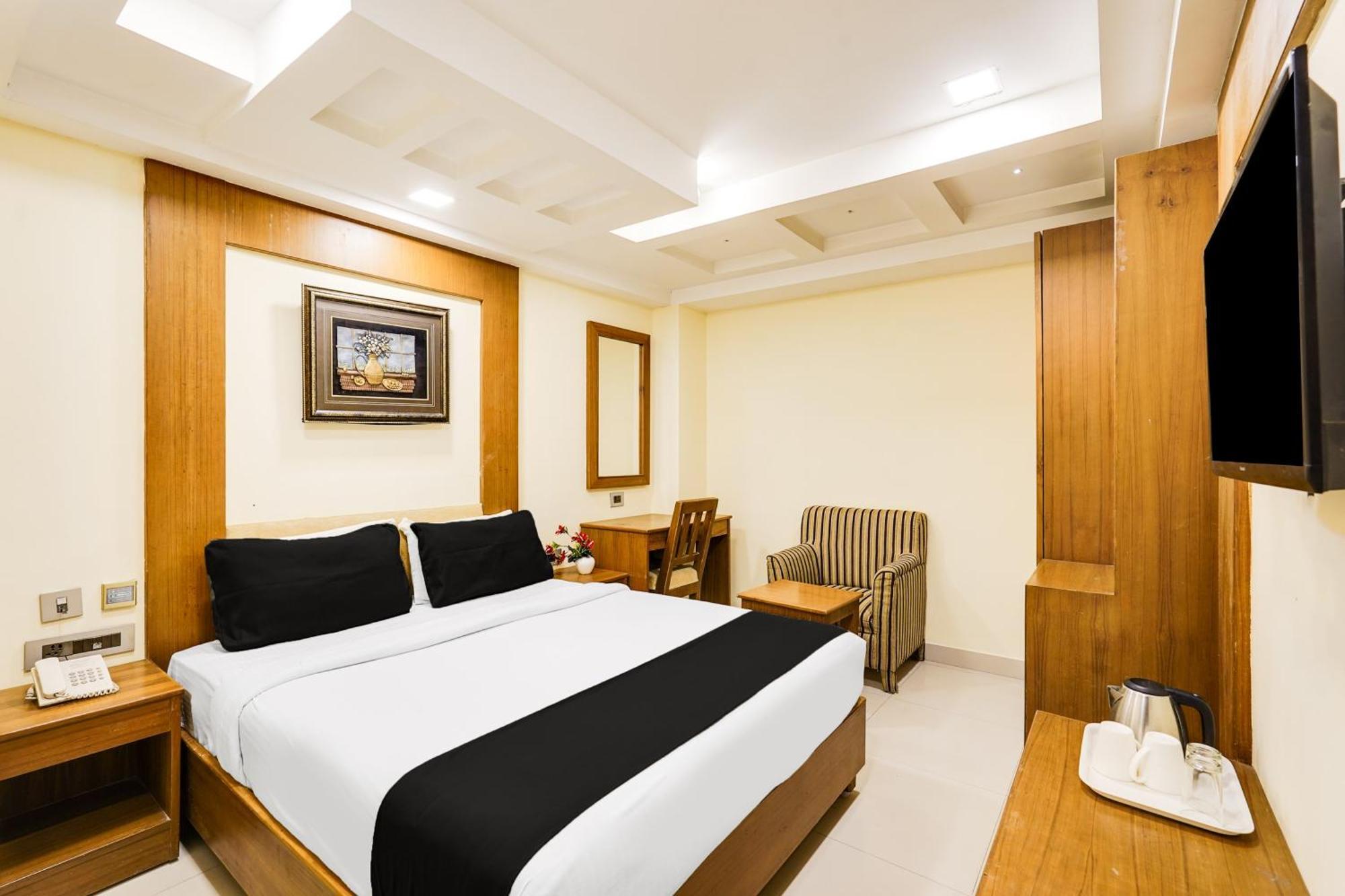 Super Townhouse Oak Alandur Near Chennai Airport Formerly Vijay Park Extérieur photo
