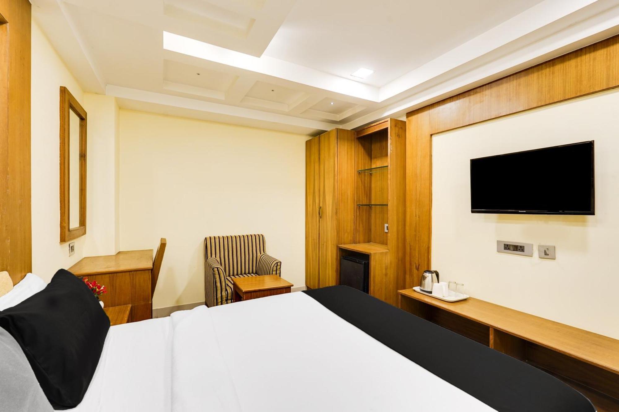 Super Townhouse Oak Alandur Near Chennai Airport Formerly Vijay Park Extérieur photo